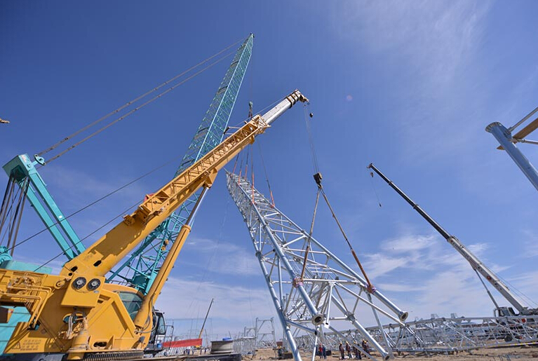 手拉葫蘆助力新疆五彩灣750千伏變電站750構架首基吊裝